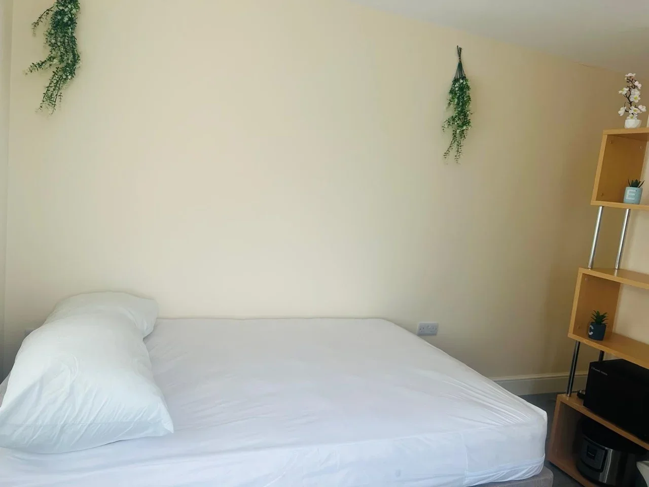 Flat Russet Close in Staines-Upon-Thames