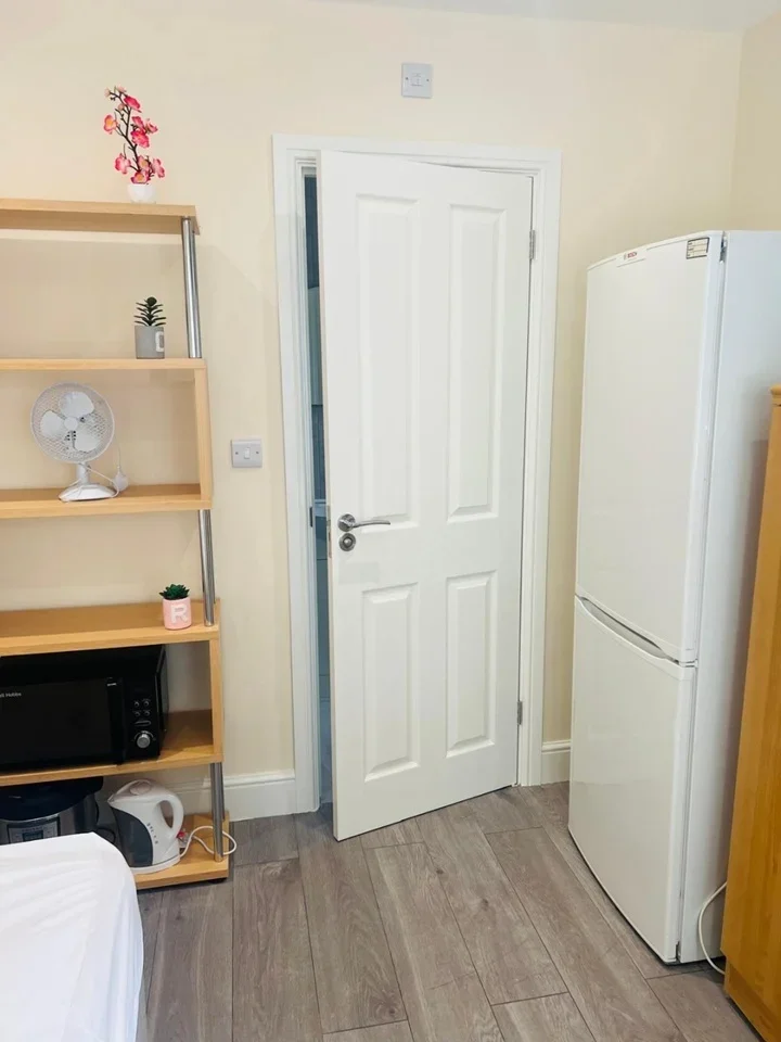 Flat Russet Close in Staines-Upon-Thames