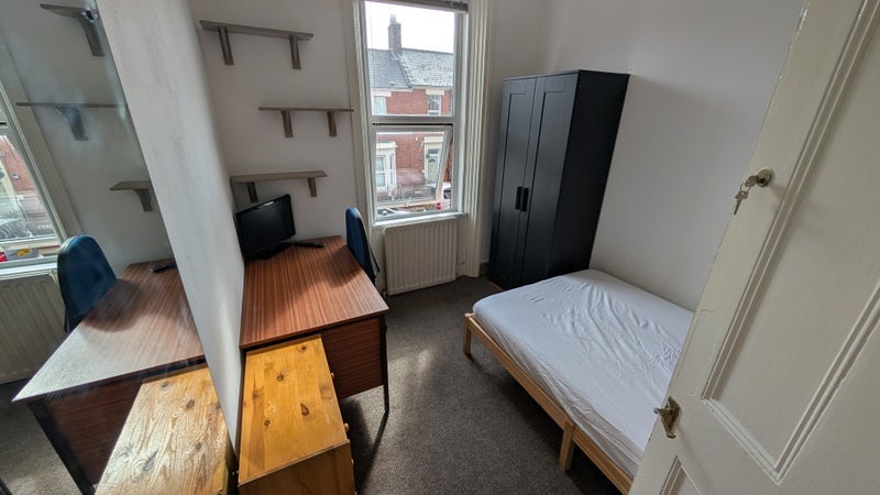 Flat Wingrove Avenue in Newcastle upon Tyne