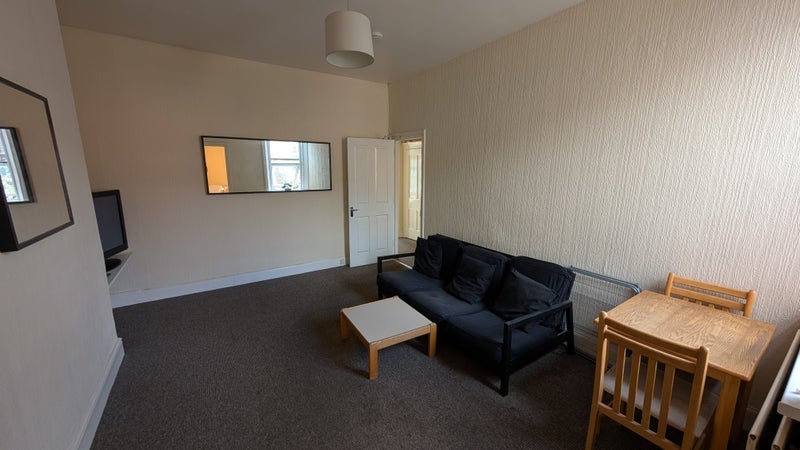 Flat Wingrove Avenue in Newcastle upon Tyne