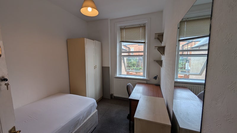 Flat Wingrove Avenue in Newcastle upon Tyne