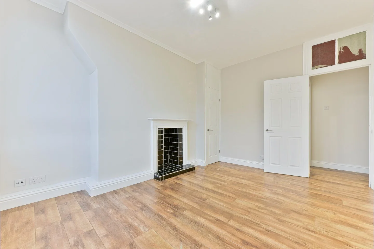 Flat Kinglake Street in Greater London