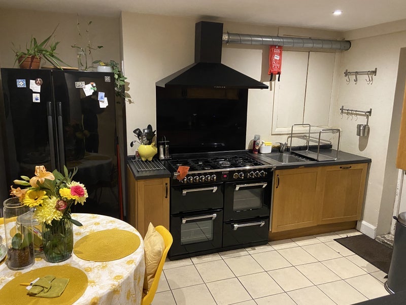 Room Sears Street in Greater London