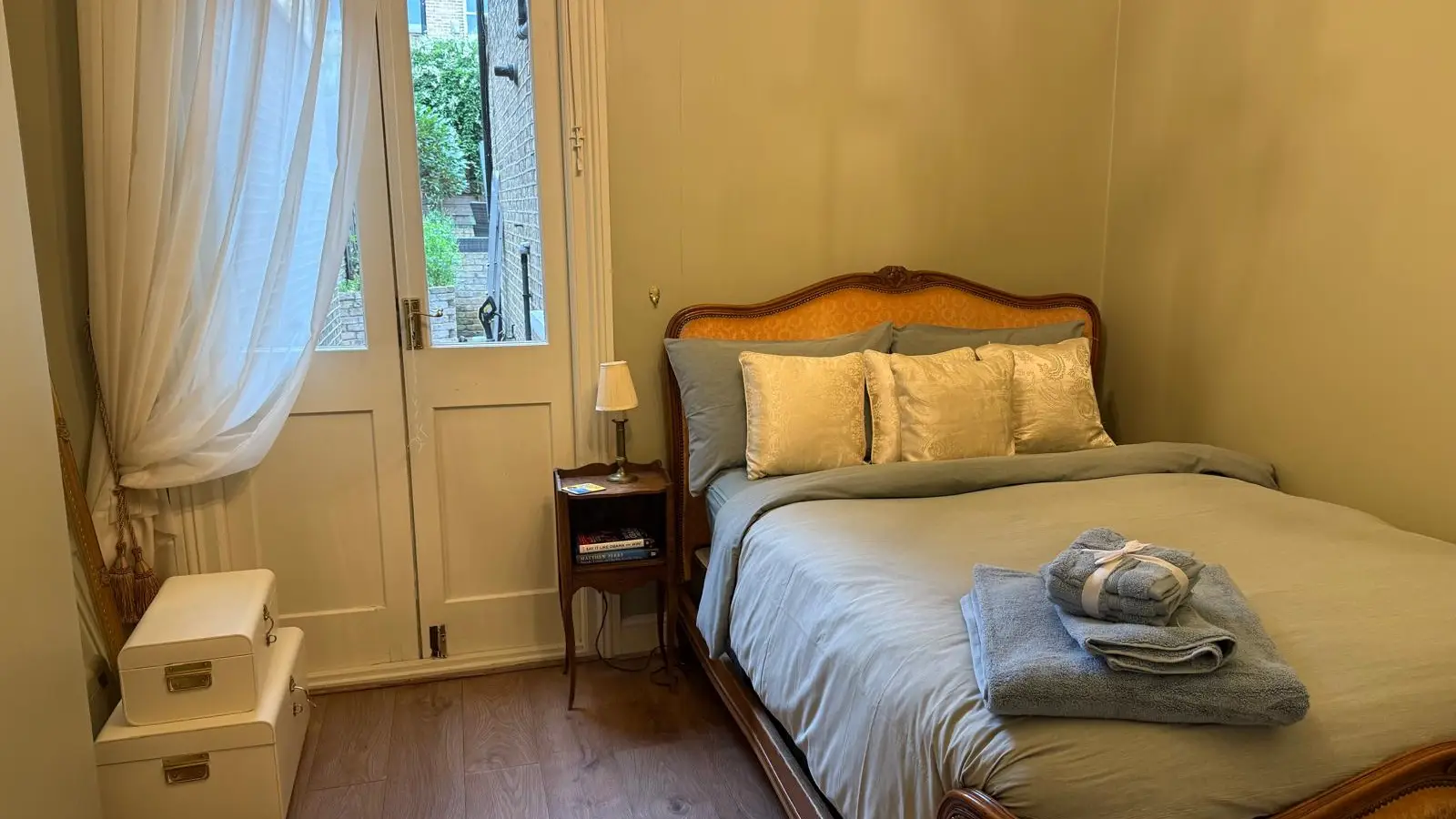 Flat Devereux Road in Greater London