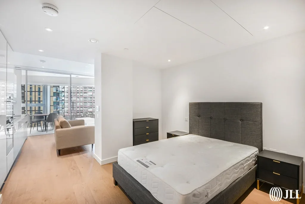 Flat Kirtling Street in Greater London