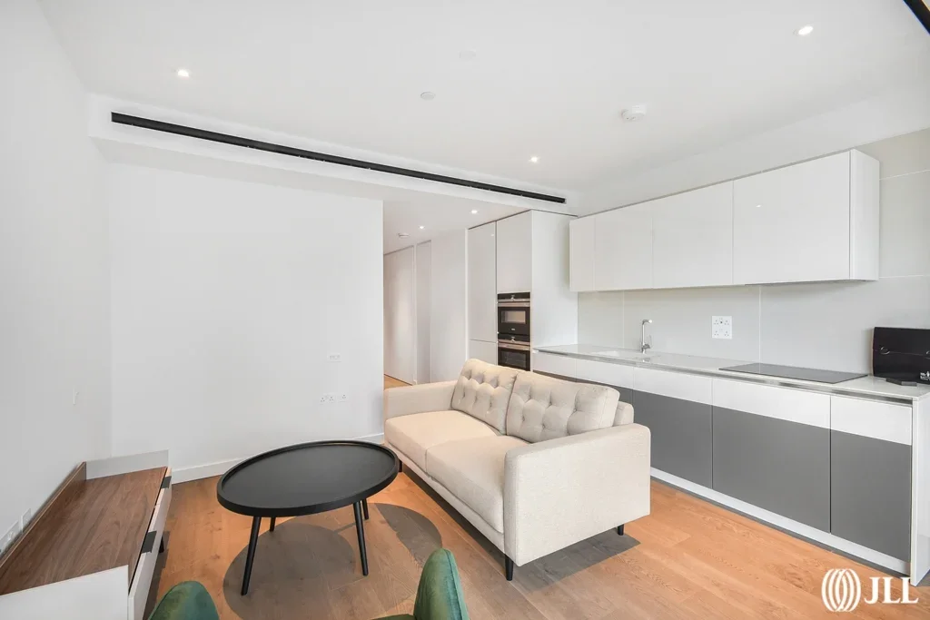 Flat Kirtling Street in Greater London