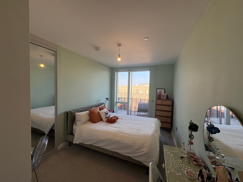 Flat Brunner Road in Greater London