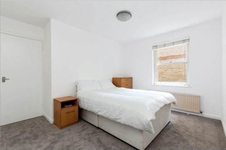 Flat Weavers Way in Greater London
