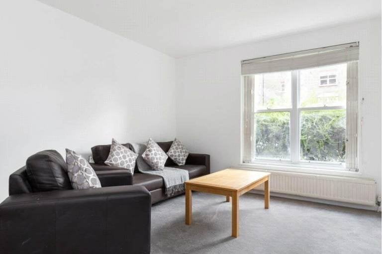 Flat Weavers Way in Greater London