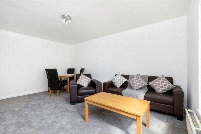 Flat Weavers Way in Greater London