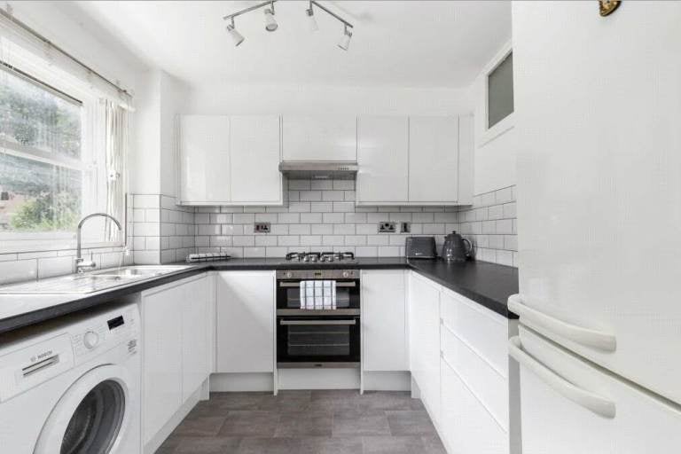 Flat Weavers Way in Greater London