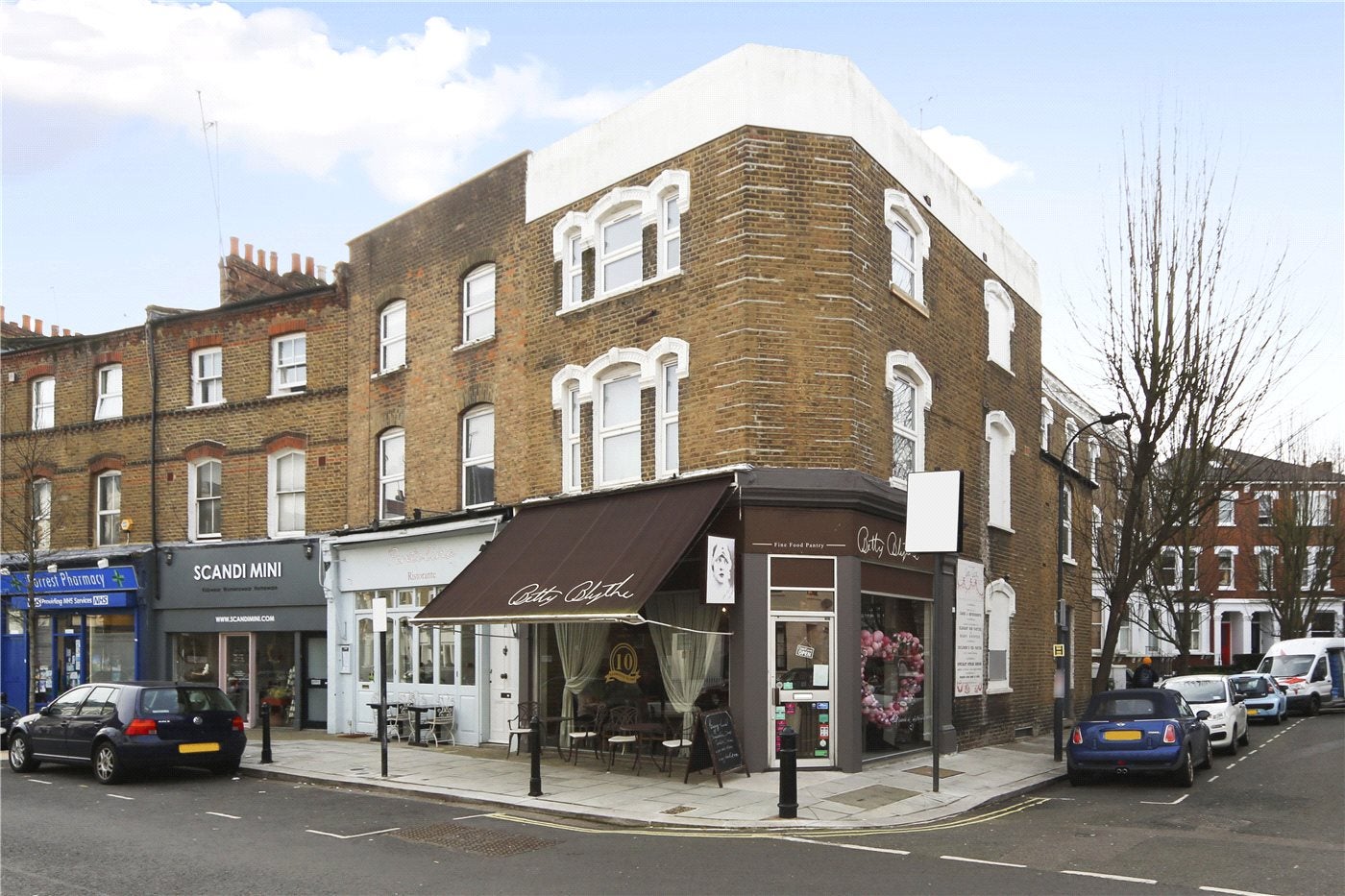 Flat Blythe Road in Greater London