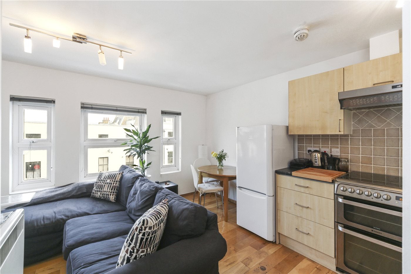 Flat Blythe Road in Greater London