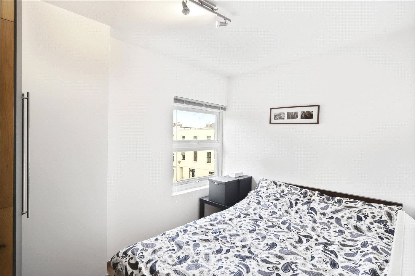 Flat Blythe Road in Greater London