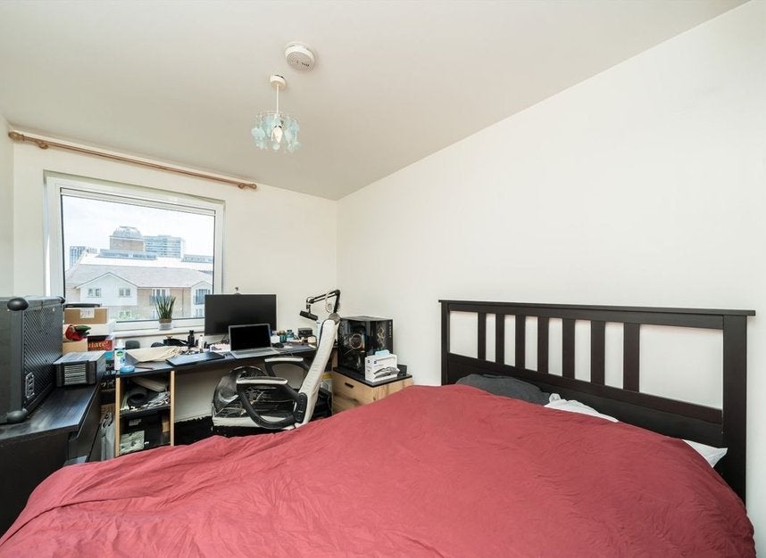 Flat Cotton Row in Greater London
