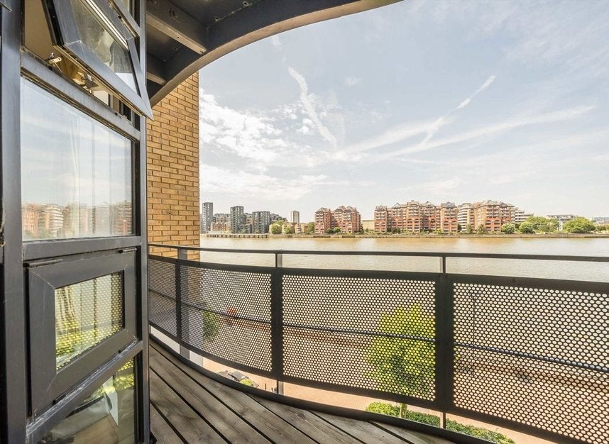 Flat Cotton Row in Greater London