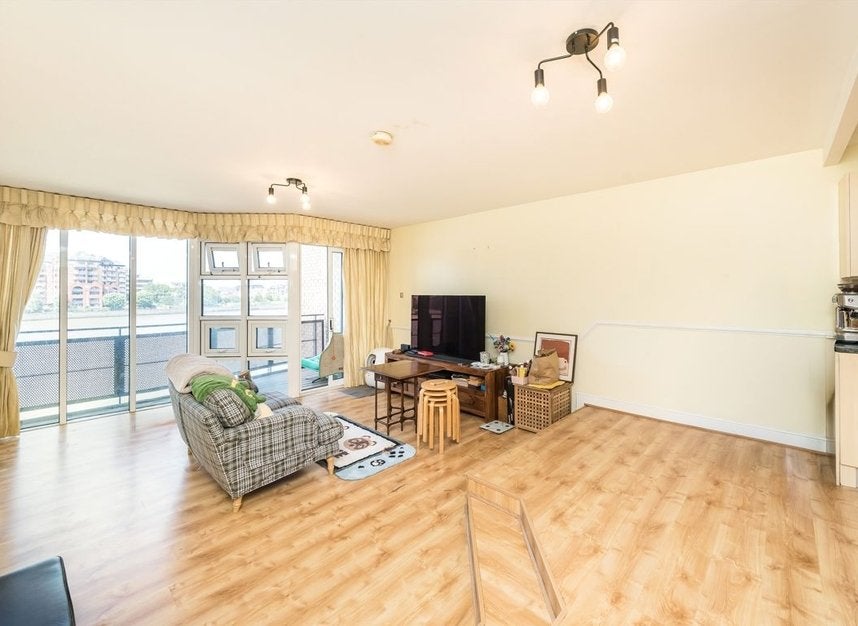 Flat Cotton Row in Greater London