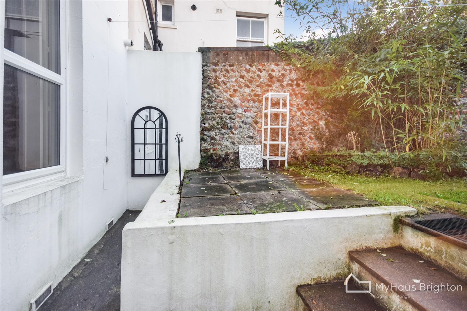 Flat Evelyn Terrace in Brighton