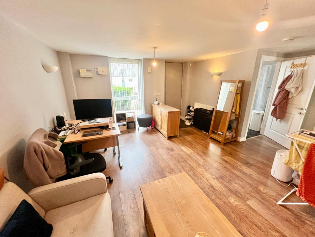 Flat Ashby Wood Drive in Upton