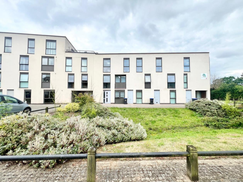 Flat Ashby Wood Drive in Upton