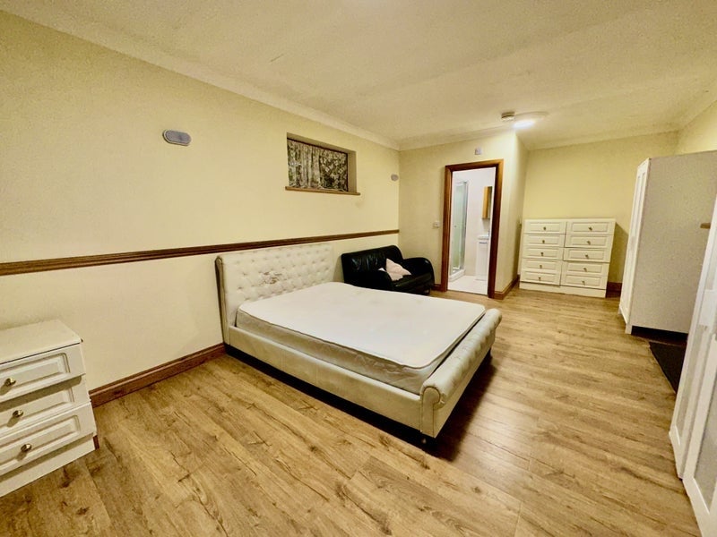 Room Downing Drive in Greater London