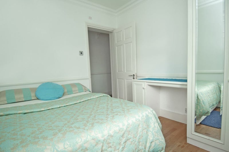 Room Hurst Road in Greater London