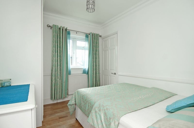 Room Hurst Road in Greater London