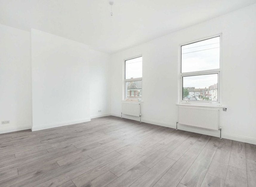 Flat Vant Road in Greater London