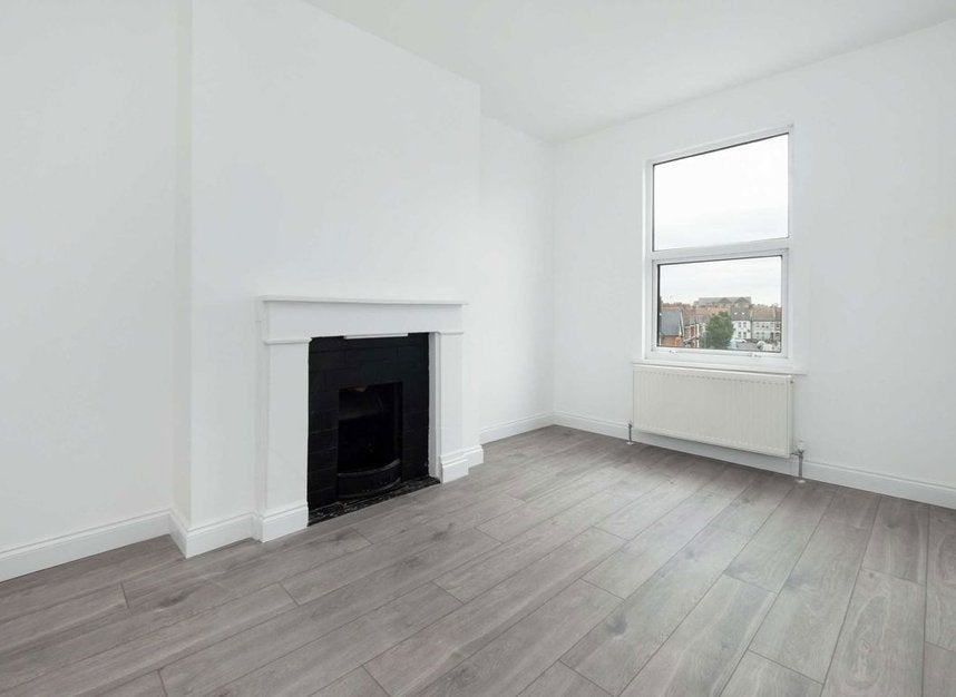 Flat Vant Road in Greater London