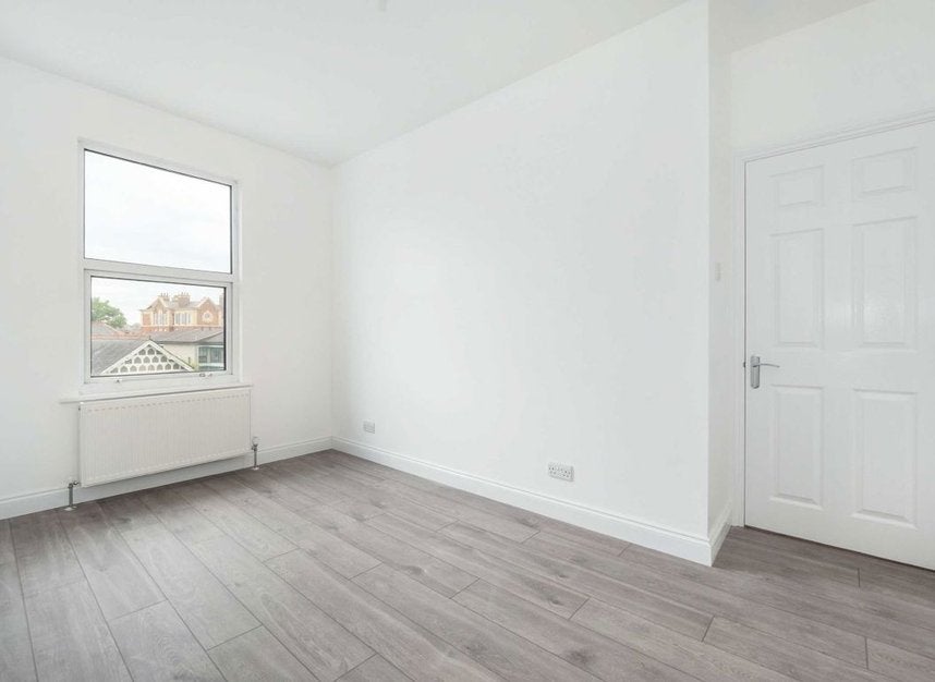 Flat Vant Road in Greater London