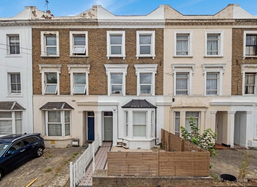 Flat Vant Road in Greater London