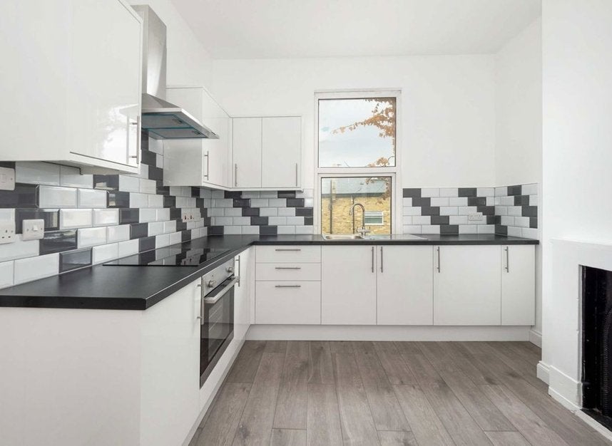 Flat Vant Road in Greater London