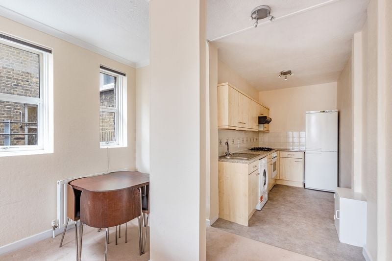 Flat Balham Hill in Greater London