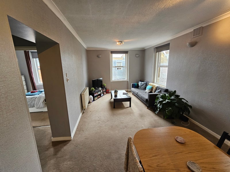 Flat Balham Hill in Greater London