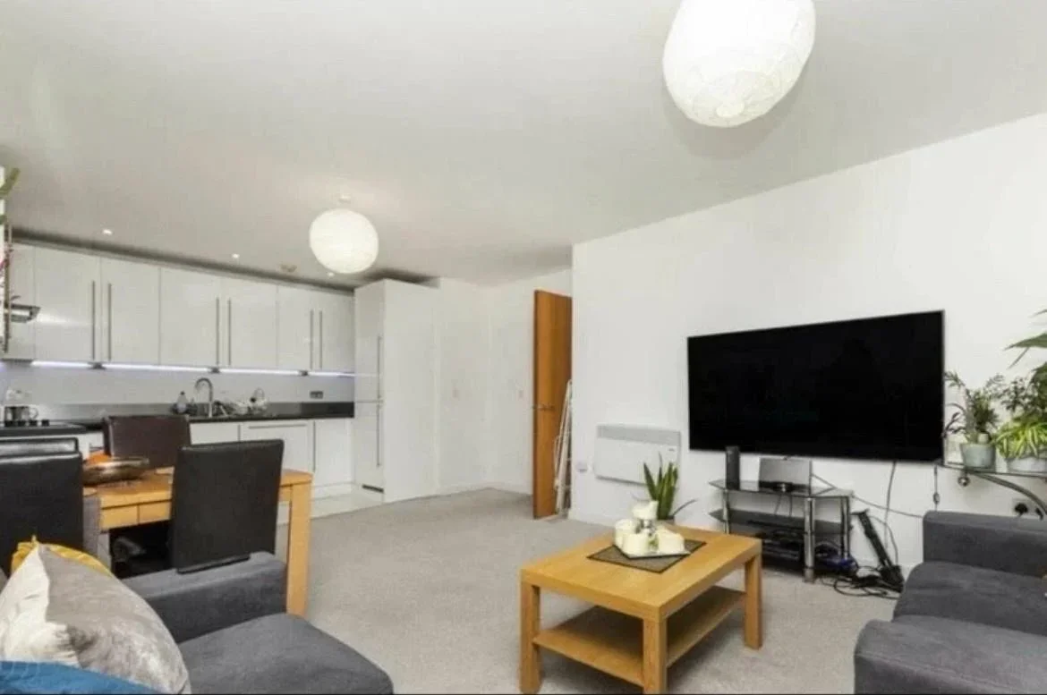 Flat Hallsville Road in Greater London