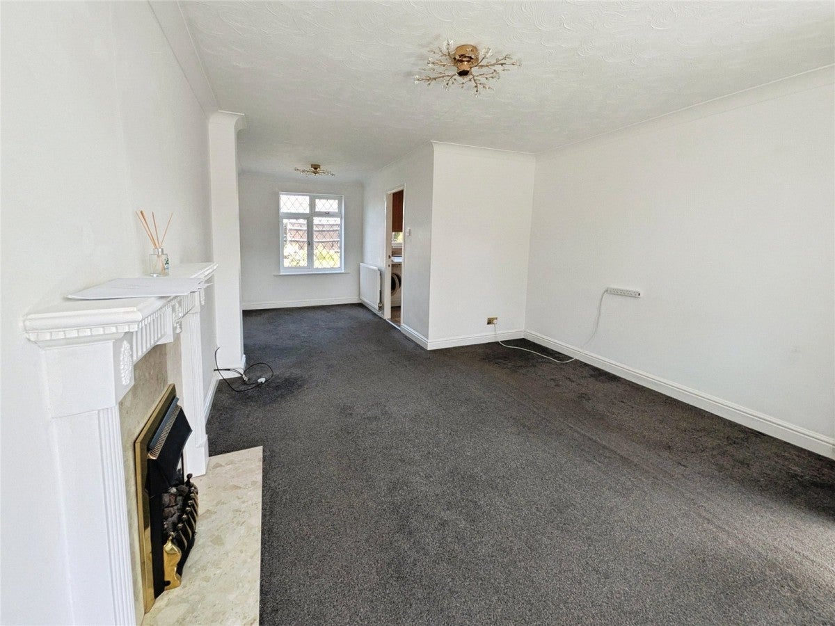 House Lesscroft Close in Wolverhampton