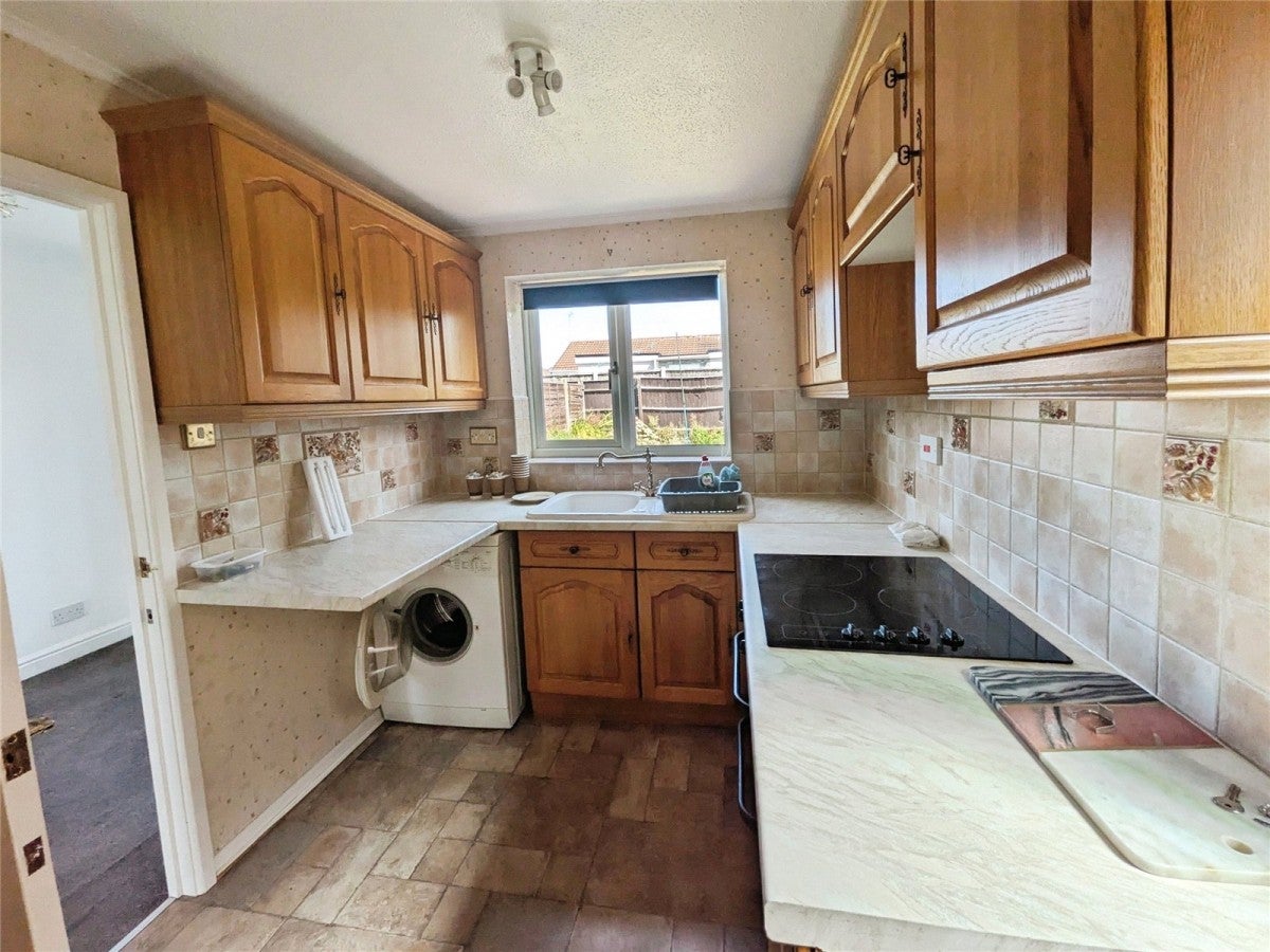 House Lesscroft Close in Wolverhampton