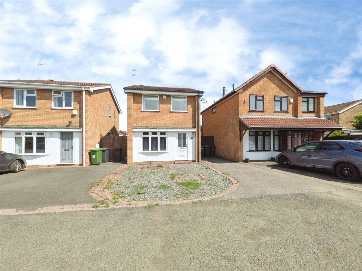 House Lesscroft Close in Wolverhampton