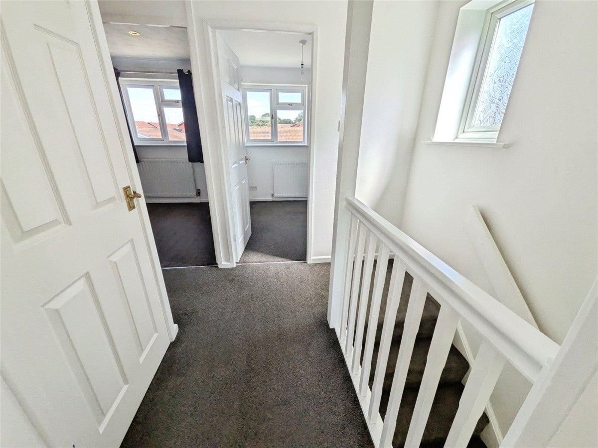 House Lesscroft Close in Wolverhampton