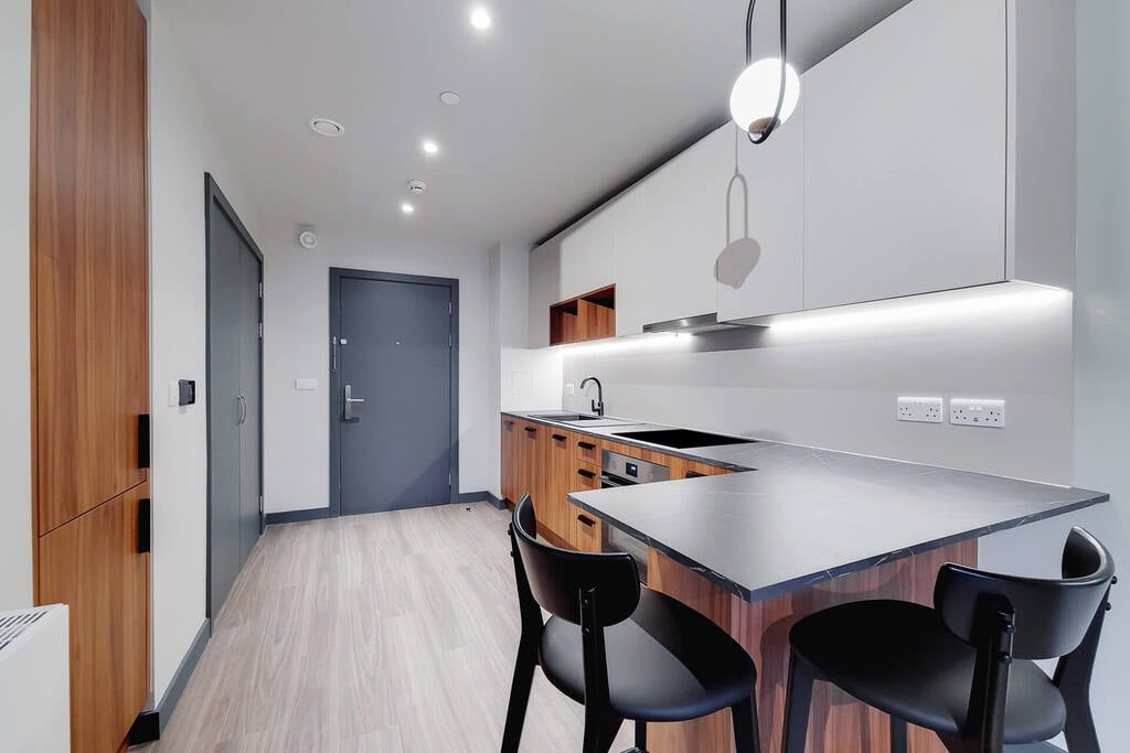 Flat Empire Way in Greater London