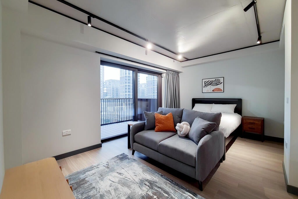 Flat Empire Way in Greater London