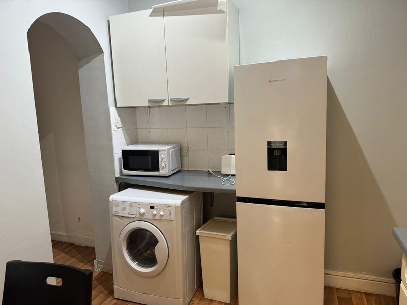 Room Walm Lane in Greater London