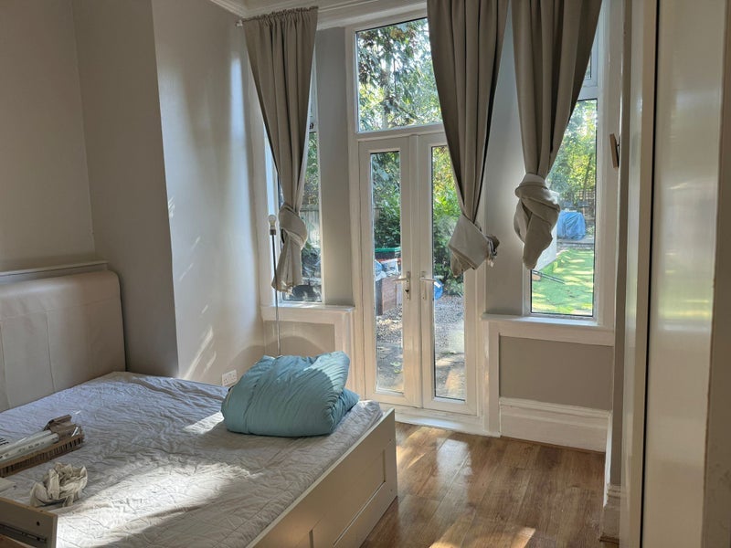 Room Walm Lane in Greater London