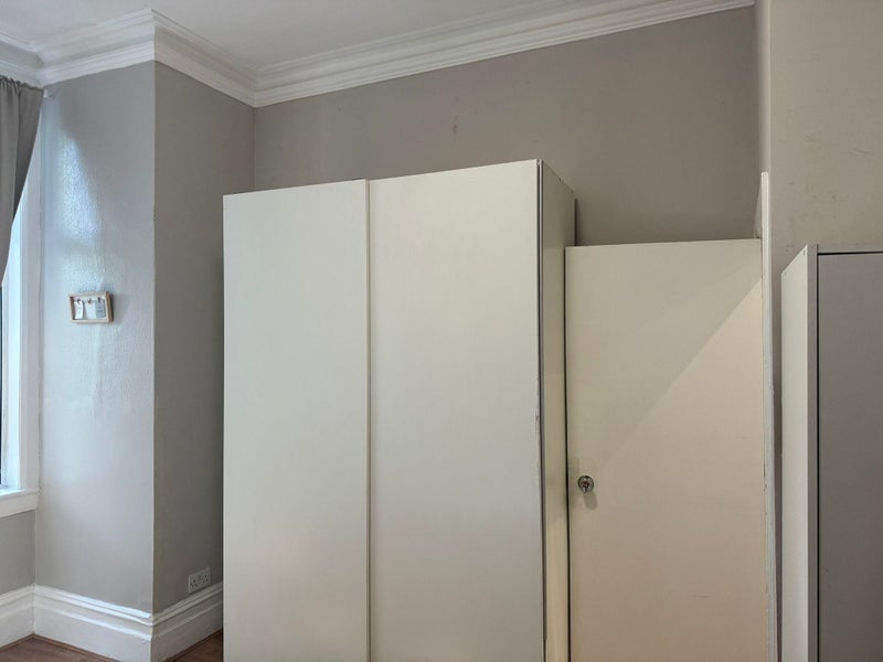 Room Walm Lane in Greater London