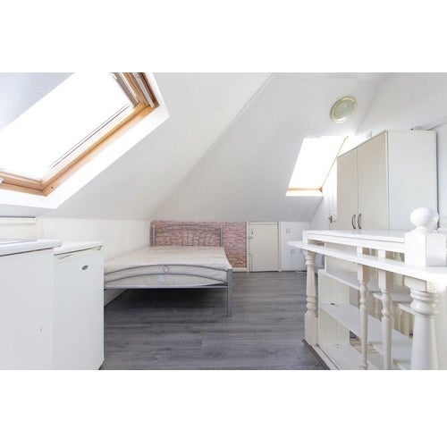 Flat Cairnfield Avenue in London