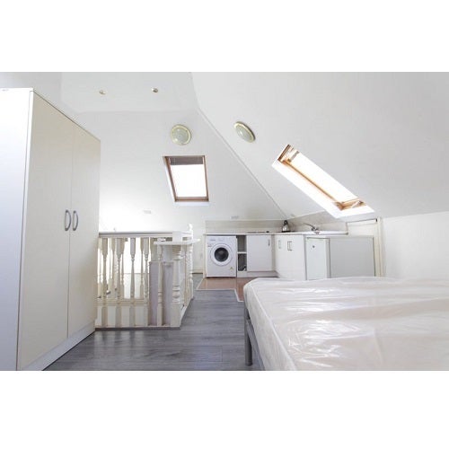 Flat Cairnfield Avenue in London