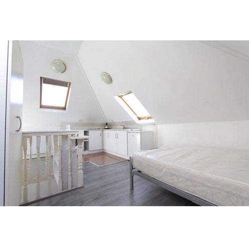 Flat Cairnfield Avenue in London