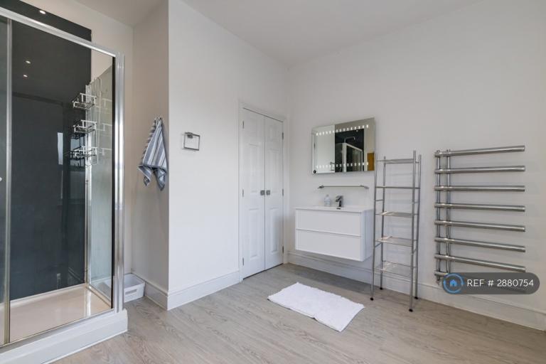 Room Cauldon Road in Stoke-on-Trent