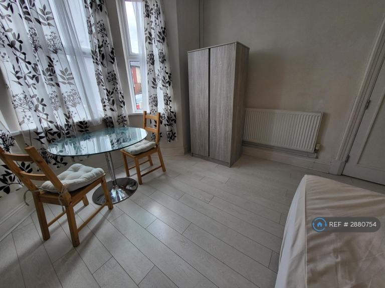 Room Cauldon Road in Stoke-on-Trent