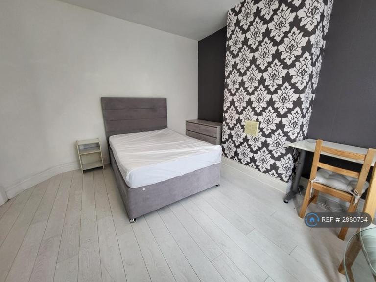 Room Cauldon Road in Stoke-on-Trent